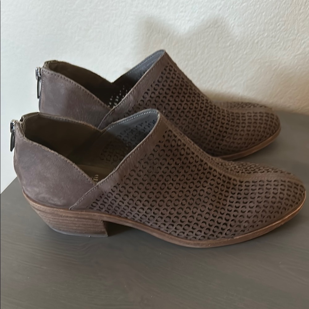 Vince Camuto Women's Brown Ankle Boots size 8